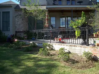 Baranda delante de un porche.