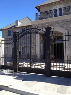 Portón arqueado, vista lateral.