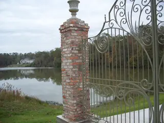 Detalle de portón junto al agua.