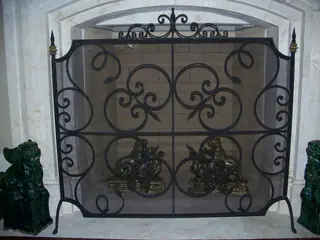 Pantalla con grandes volutas.