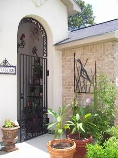 Puerta de jardín bajo un arco.