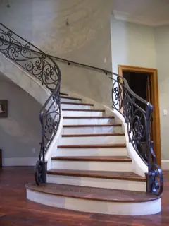 Escalera curva con peldaños de madera.