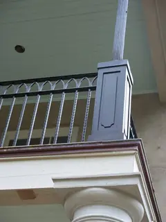 Encuentro de baranda y columna.