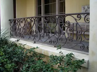 Baranda exterior de volutas.