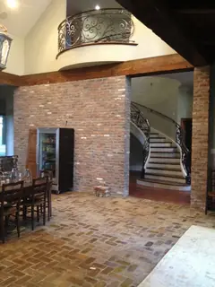 Interior con balcones y escalera.