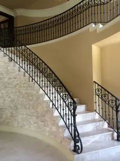 Escalera curva de peldaños claros.