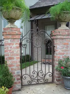 Puerta de jardín entre dos pilares.