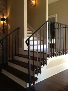 Escalera con balaustres rectos.
