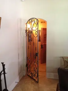 Puerta estrecha con volutas.