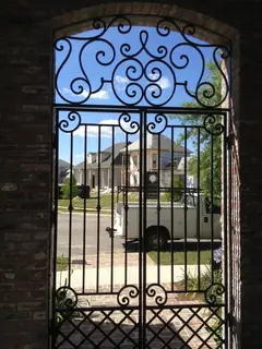 Portón visto desde el vestíbulo.
