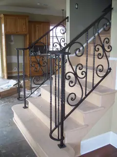Volutas junto a escalones claros.