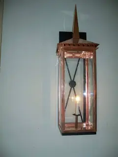 Farol alto con remate puntiagudo.