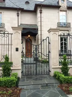 Entrada con portón y cerramiento.