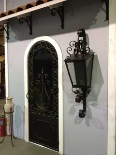 Puerta y farol bajo un alero.