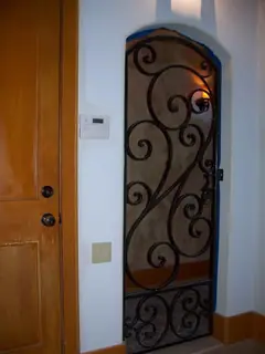 Detalle de puerta con volutas.