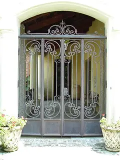 Portón de entrada, vista frontal.