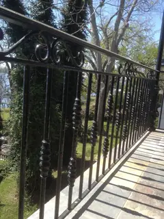 Baranda larga junto a una terraza.