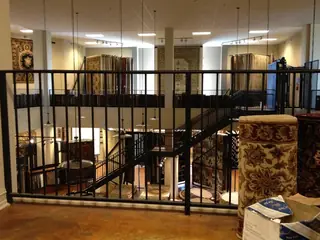 Baranda recta en un interior.
