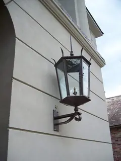 Farol exterior con soporte curvo.