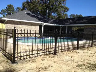 Cerramiento alrededor de una piscina.