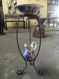 Soporte alto con estantes.