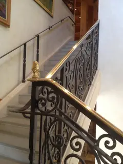 Baranda con pasamanos de madera.