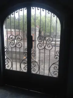 Puertas arqueadas a contraluz.