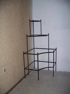Estantería de hierro sin tableros.
