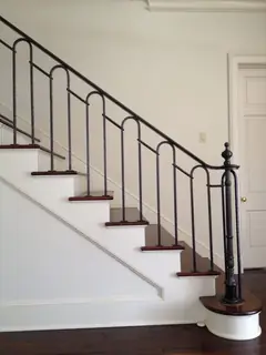 Escalera con baranda de arcos pequeños.