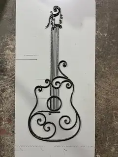 Guitarra de metal sobre una plancha.