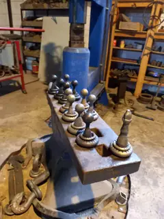 Piezas de ajedrez sobre el yunque.
